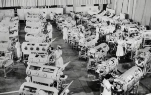 ▲1950年代，美國的醫院裡有不少因罹患小兒麻痺，必須使用「鐵肺」治療的患者。（圖／翻攝自每日郵報）