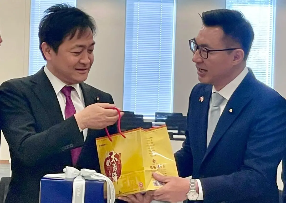 ▲江啟臣以台灣人氣美食太陽餅致贈日本「國民民主黨」代表玉木雄一郎。（圖／江啟臣辦公室提供，2024.03.14）