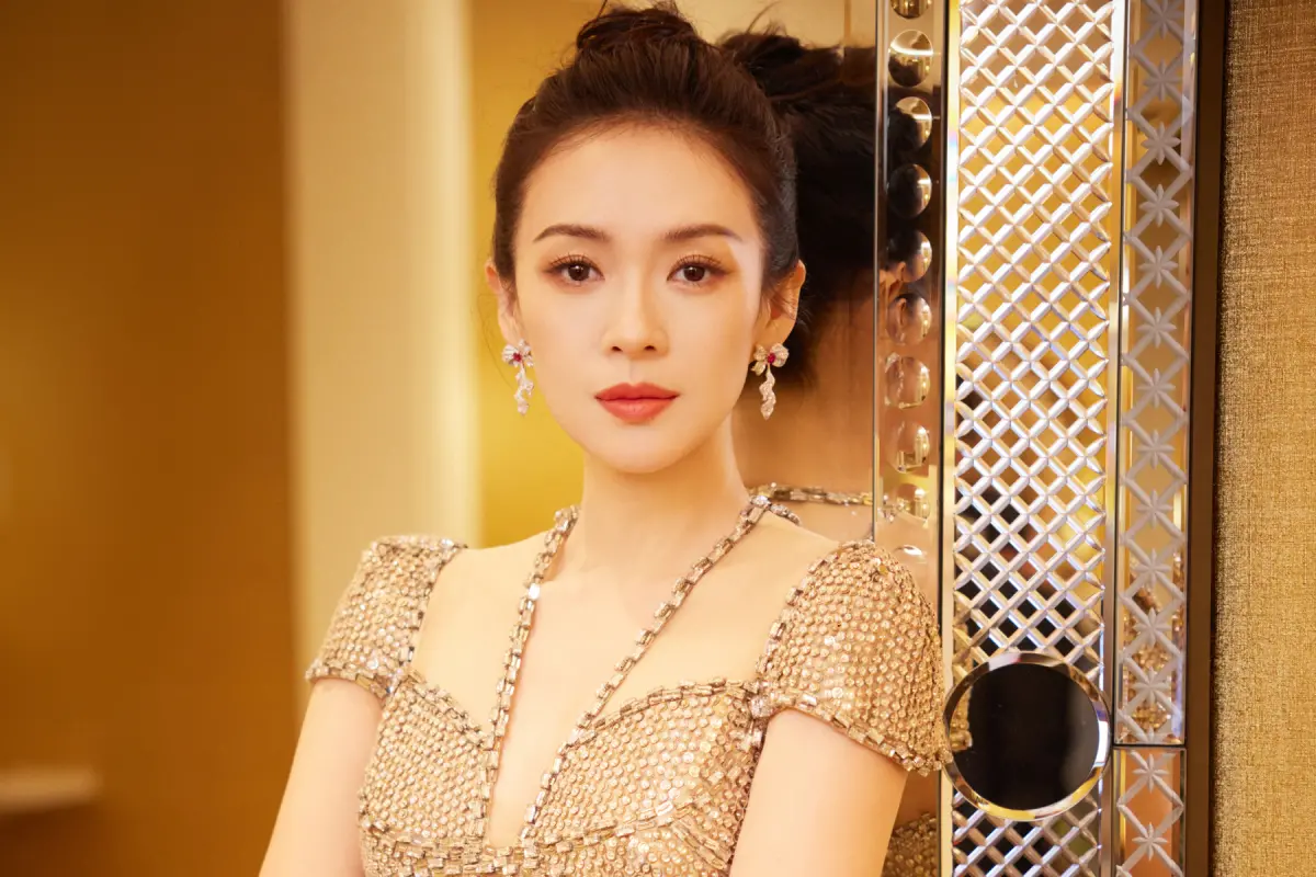 ▲章子怡被說新作品《醬園弄》找來楊冪、趙麗穎是為蹭熱度，她親自闢謠回嗆：「閉嘴白痴」！（圖／章子怡工作室微博）