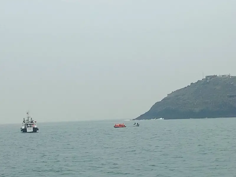 ▲金門東碇島附近海域發生中國籍漁船翻覆意外，金門海巡派遣船隻協助搜救。（圖／海巡署提供）