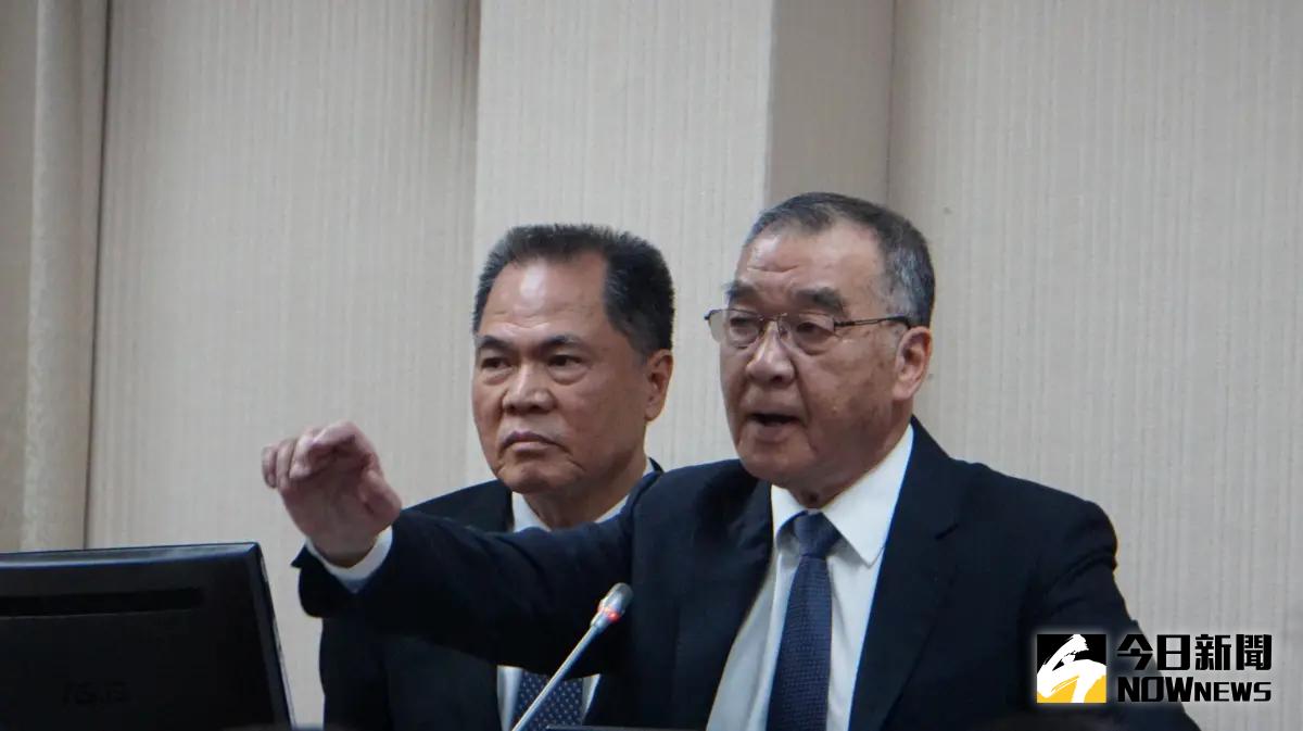 ▲中國漁船東碇島海域翻覆，兩岸合力搜救，國防部長邱國正（右）、海巡署長周美伍（左）都評估兩岸局勢不至於更惡化。（圖／記者呂炯昌攝，2024.03.14）