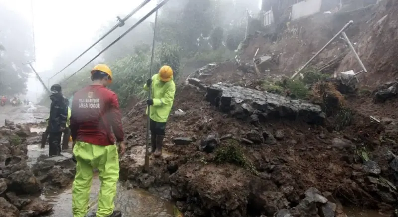 ▲印尼峇里島發生土崩，造成兩名外國遊客死亡。（圖／翻攝自雅加達郵報）