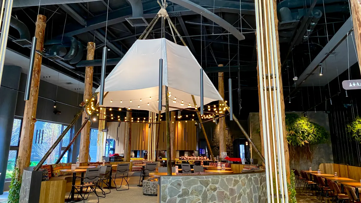 ▲預約困難貳樓早午餐今開幕林口風格露營店！週末假日訂位滿到4月。其實，貳樓網路訂位每月1號開放下個月預約「全店座位數1/3」，信義微風南山、淡水、台中秀泰文心店現場候位都還有得吃。（圖／記者蕭涵云攝）