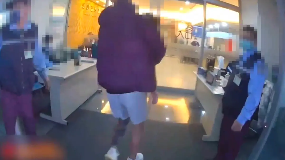 ▲2歲女熱痙攣抽搐陷昏迷，家長緊急抱女童進入急診室就醫。（圖／翻攝畫面）