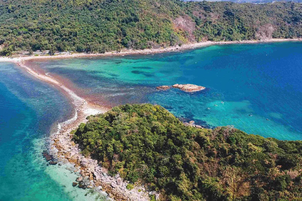 ▲香港旅遊想玩些不一樣的景點，易飛網推薦「西貢橋咀島」，有著摩西紅海奇景的連島沙洲、菠蘿包石及水清沙細的半月灣。（圖／品牌提供）