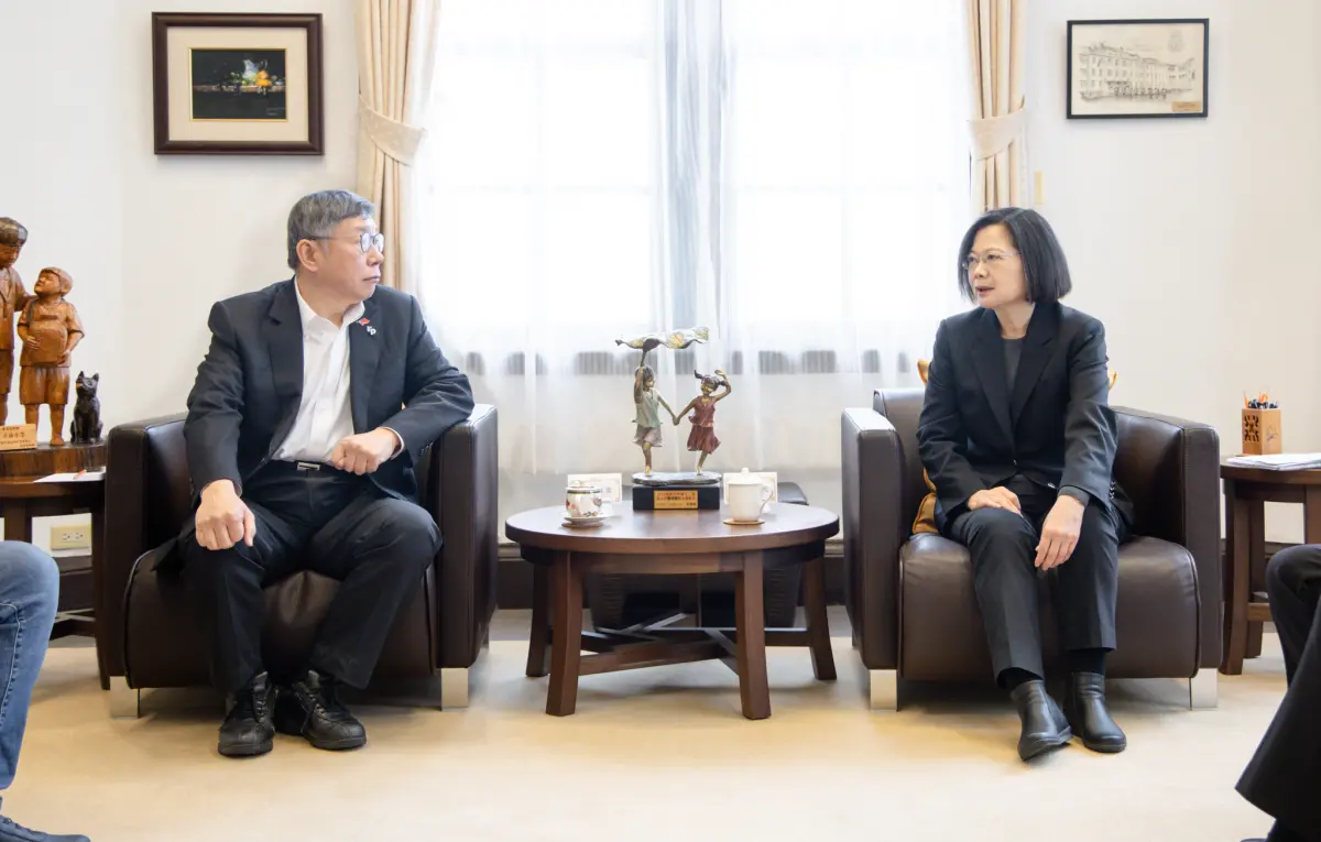 ▲總統蔡英文日前在總統府與民眾黨主席柯文哲會面，也是綠白分手後兩人首度碰頭，民眾黨立委黃國昌卻砲轟民進黨「無恥」。（圖／總統府提供）