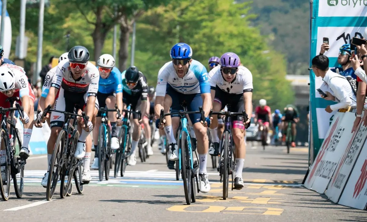 ▲以色列IPT車隊的26歲車手Itamar Einhorn(右2)以3小時3分43秒奪下今年環台賽的第二個單站冠軍。（圖／自由車協會提供）