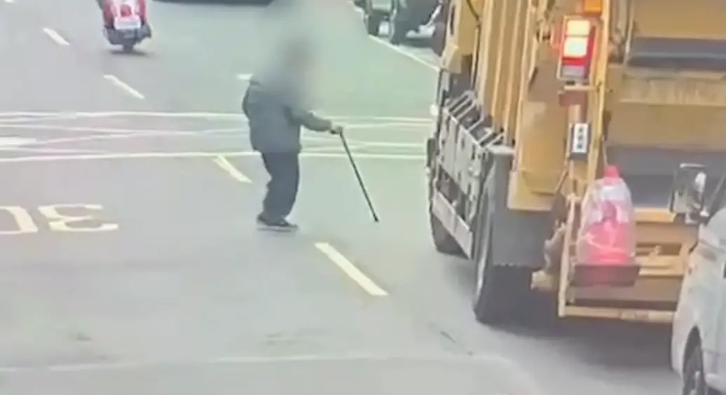 ▲萬華7旬老翁過馬路慘遭垃圾車輾斃。（圖／翻攝畫面）