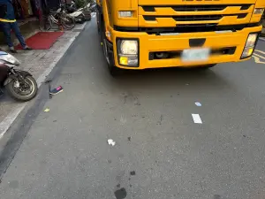 ▲老翁過馬路慘遭垃圾車輾斃。（圖／翻攝畫面）