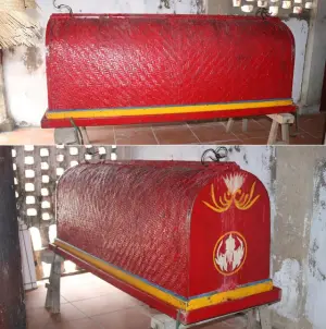 ▲村中有一口大家共同使用的紅色棺材，代表同生共死，村裡每個人都是平等的。（圖／翻攝自《Docnhanh》）
