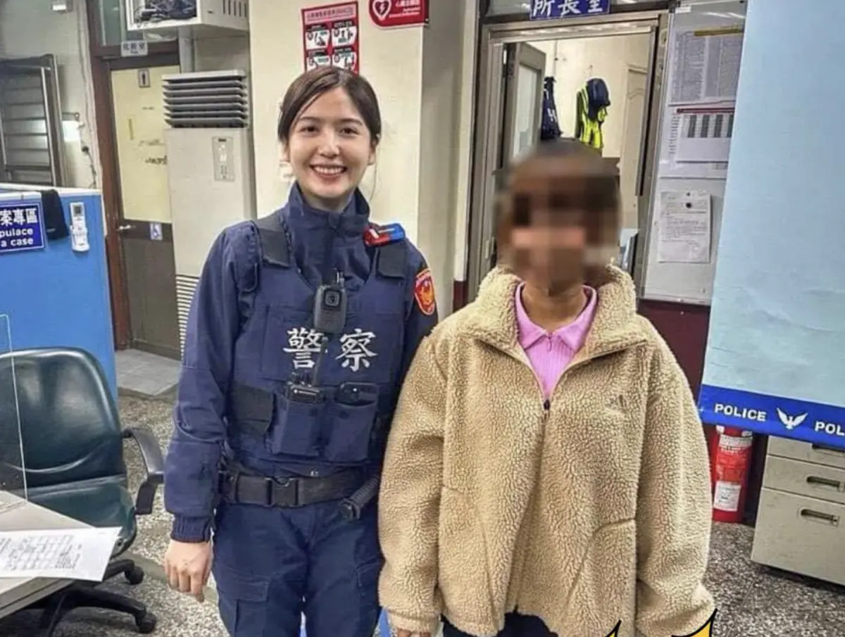 ▲高雄市府警察局將機靈女警與女大生的合照PO上網，引來大批民眾朝聖，盛讚「女警好美」、「太美了吧女警小姊姊」。（圖／翻攝高雄市府警局臉書）