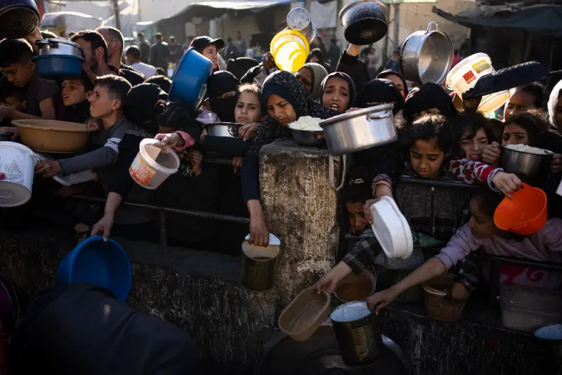 ▲聯合國近東巴勒斯坦難民救濟工作署（UNRWA）今天說，由於供應問題和不安全因素，已暫停在加薩走廊南部城市拉法（Rafah）分發食物。圖為拉法等待領取食物的平民資料照。（圖／美聯社／達志影像）