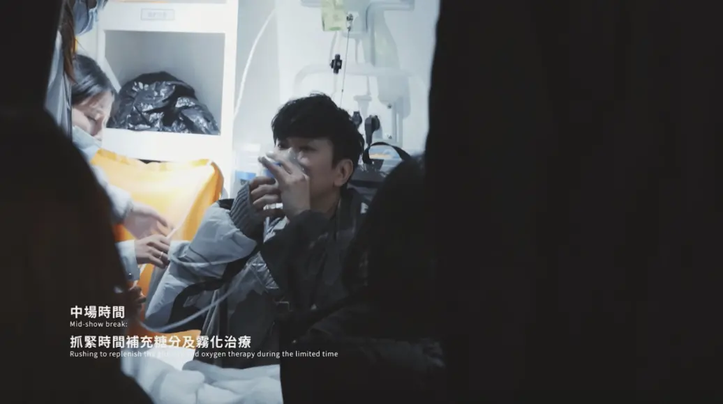 ▲林俊傑成都開唱到一半上救護車治療，幕後畫面曝光惹哭粉絲。（圖／翻攝自「JJ Lin林俊傑」YouTube）