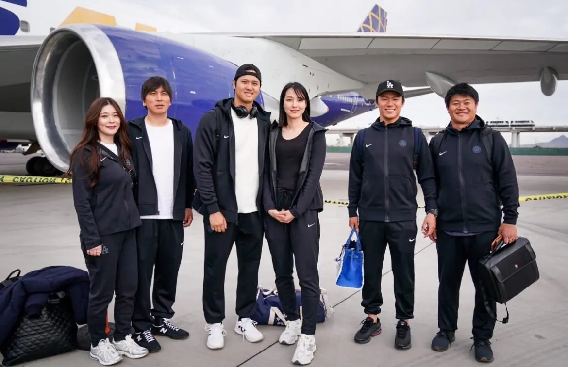 ▲大谷翔平老婆就是田中真美子！準備搭機前往首爾，球迷卻發現山本由伸似乎跟翻譯手牽手。（圖／大谷翔平IG)