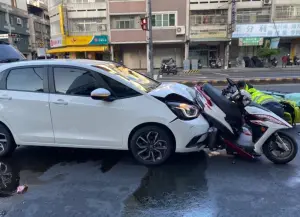 ▲台中29歲陳姓工程師停等紅燈遭後車高速追撞，陳男當場拋飛重摔馬路，機車則還卡在轎車頭下，被往前推行近20公尺才停下。(圖/翻攝畫面)