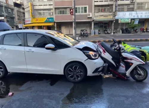 ▲台中29歲陳姓工程師停等紅燈遭後車高速追撞，陳男當場拋飛重摔馬路，機車則還卡在轎車頭下，被往前推行近20公尺才停下。(圖/翻攝畫面)