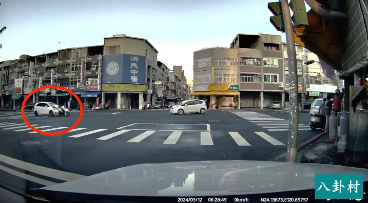 ▲台中29歲陳姓工程師停等紅燈遭後車高速追撞，陳男當場拋飛重摔馬路，機車則還卡在轎車頭下，被往前推行近20公尺才停下。（圖／翻攝八卦村 - 行車紀錄器影片上傳中心）