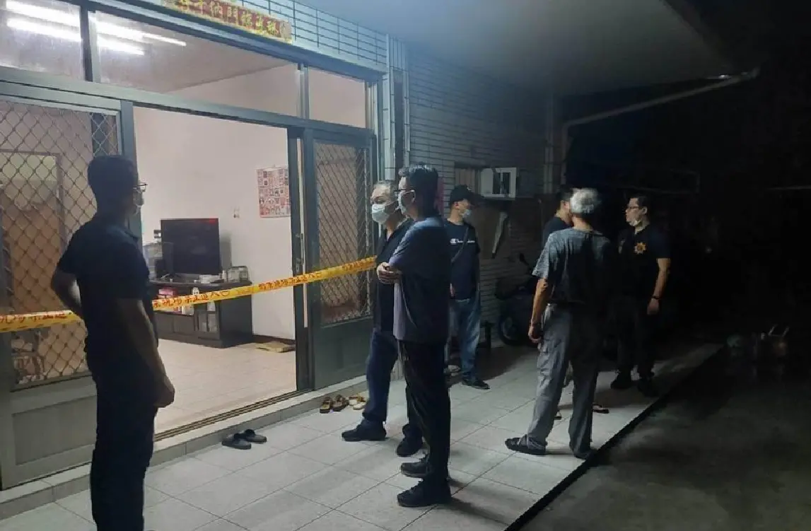 ▲盧女於去年6月間，疑因不堪長期照護壓力，涉嫌悶死父親後又服藥物輕生，本月13日下午，盧女被發現陳屍自家門鐵捲門。（圖／翻攝畫面）