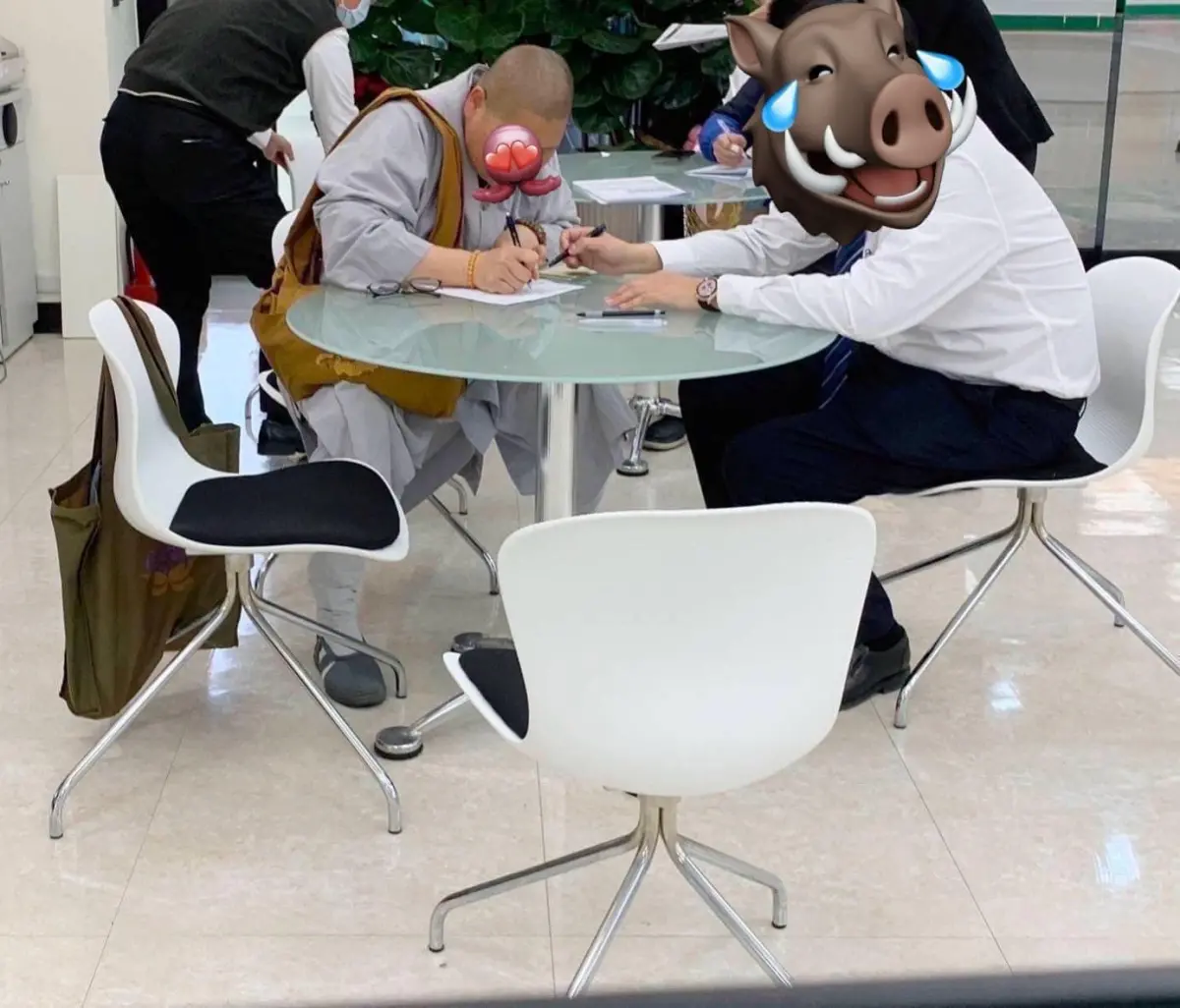 ▲網路、社群傳出一張出家人去開證券戶買00940的照片。（圖／翻攝謝金河臉書）