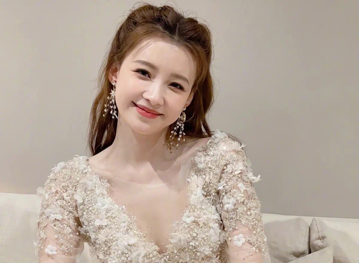 ▲孫怡被抓包跟戀綜男嘉賓滕光正約會，被認為是當小三，她發文感謝外界關心，表示讓劈腿男友滾了。（圖／孫怡微博）