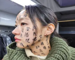 《破墓》被譏「犯人臉才刺青」　韓網友回嗆中國：看盜版片的閉嘴
