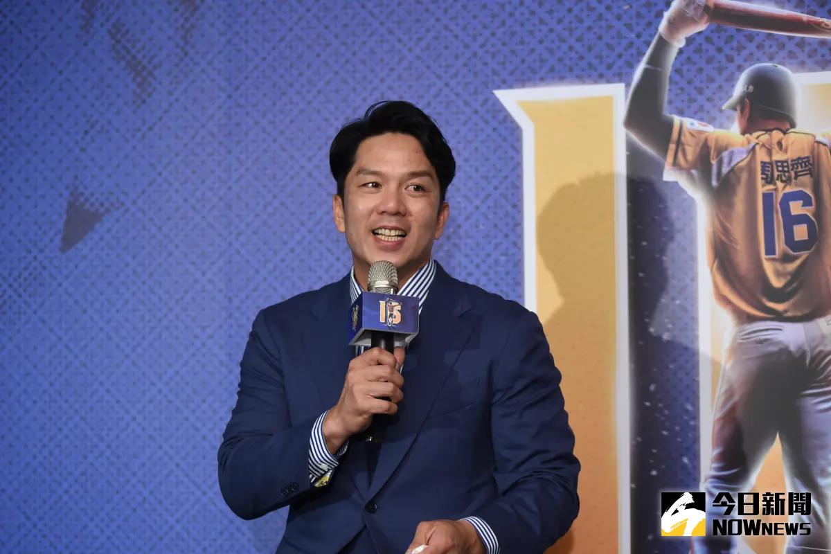 ▲中信兄弟周思齊，在引退記者會上爆哭，未來將擔任球隊行政職務。（圖／陳明安攝）