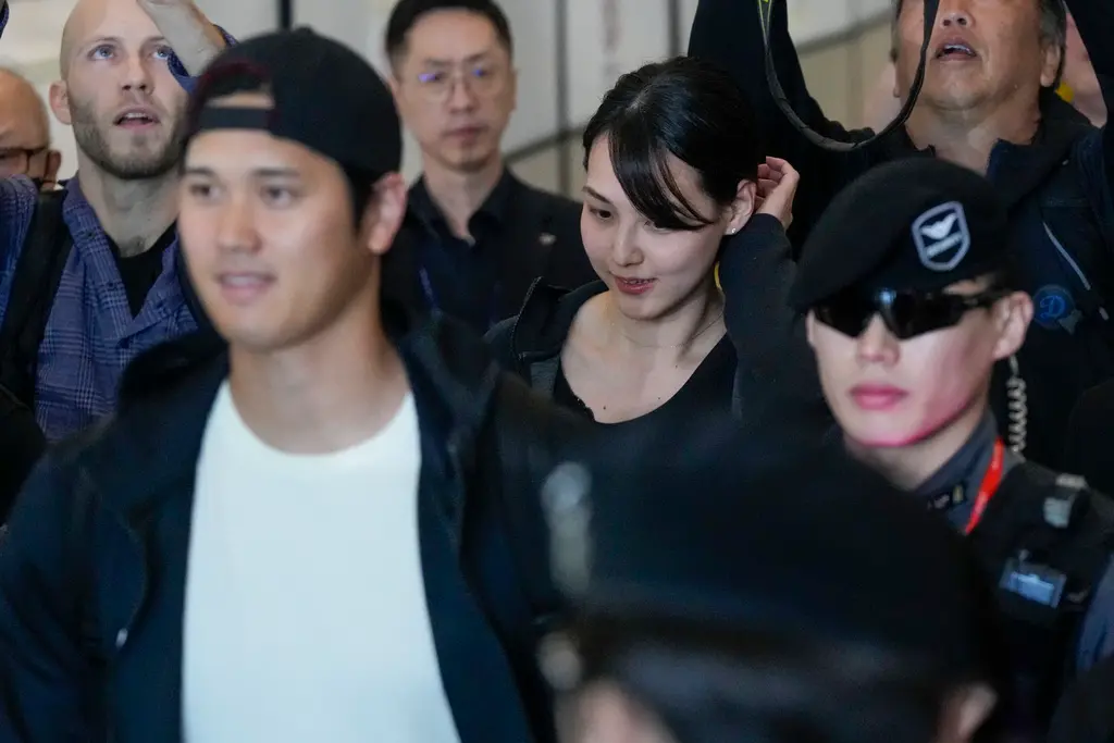 ▲大谷翔平與妻子田中真美子抵達韓國，受到大批粉絲包圍。（圖／美聯社／達志影像）