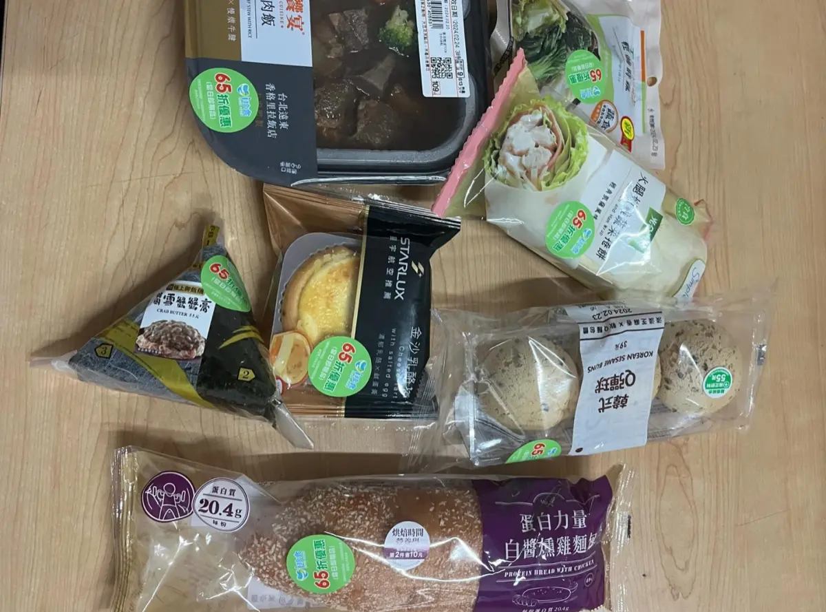 ▲7-11的即期品會打65折出售，不少人都喜歡購買，堪稱是月底救星。（圖/threads@owo_0812）