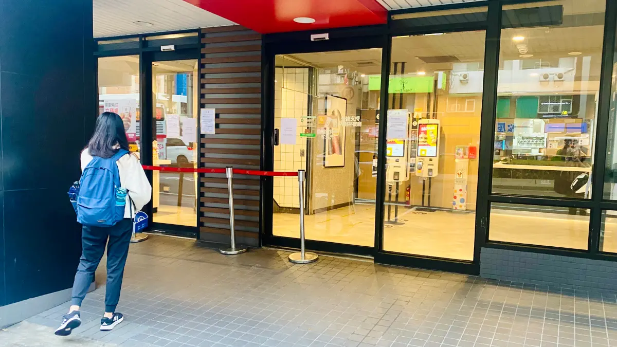▲麥當勞全台當機，餐廳拉起紅龍不收客，歡樂送、電話訂餐暫停，目前異常狀況已超過1小時，業者表示搶修中。（圖／記者黃韻文攝）
