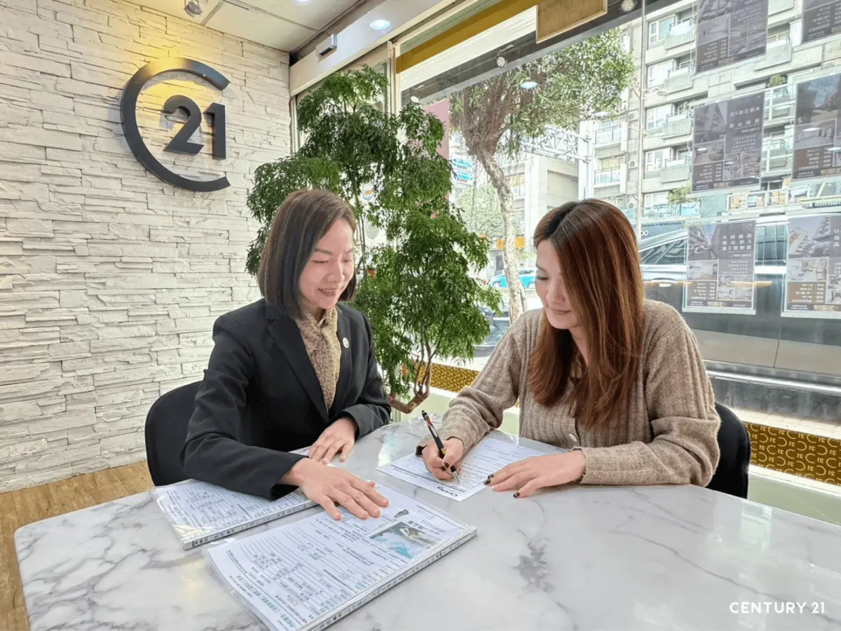 ▲陳品蓁（左）從代書助理轉職房仲，第1年就年收300萬，去年是她入行的第4年，年收已破400萬元。（圖／21世紀不動產提供）