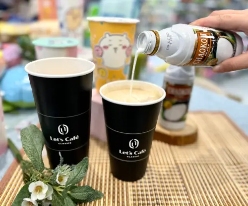 ▲全家升級2022年推出的椰奶拿鐵，推出Let’s Café「泰式厚椰拿鐵」，添加泰國直輸進口的CHAOKOH巧口牌椰奶。（圖／記者鍾怡婷攝）