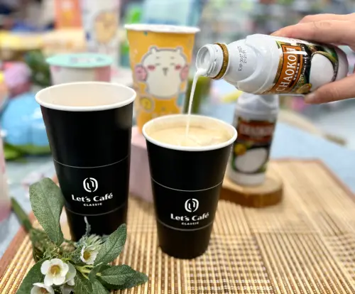 全家升級2022年推出的椰奶拿鐵,推出Let’s Café「泰式厚椰拿鐵」,添加泰國直輸進口的CHAOKOH巧口牌椰奶。(圖/記者鍾怡婷攝) ▲全家升級2022年推出的椰奶拿鐵,推出Let’s Café「泰式厚椰拿鐵」,添加泰國直輸進口的CHAOKOH巧口牌椰奶。(圖/記者鍾怡婷攝)