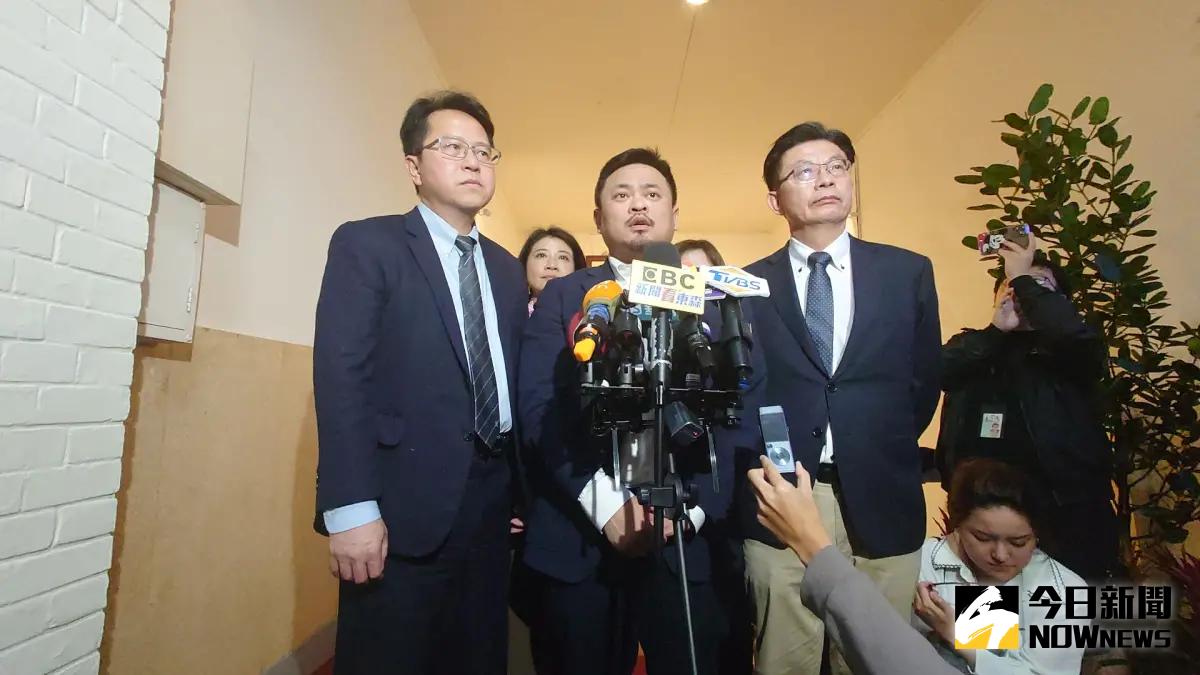 ▲對於議事處稱2度通知，洪申翰表示，至始至終都沒有被通知陳亭妃改書面，當天確實遵照議事處建議時間進場，強調自己絕無說謊。（圖／記者林調遜攝）