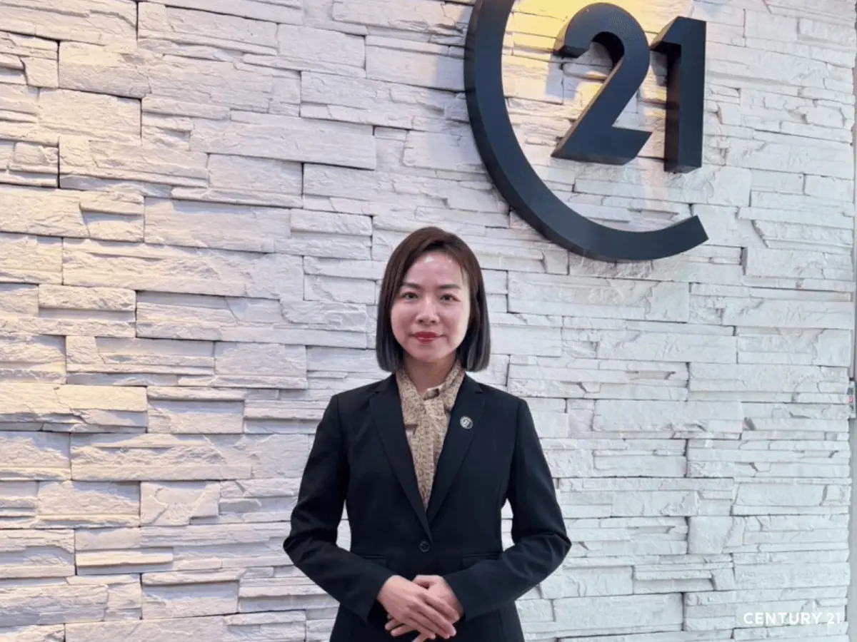 ▲陳品蓁因欠債千萬而輾轉入行當房仲，第4年年收已破400萬元。（圖／21世紀不動產提供）