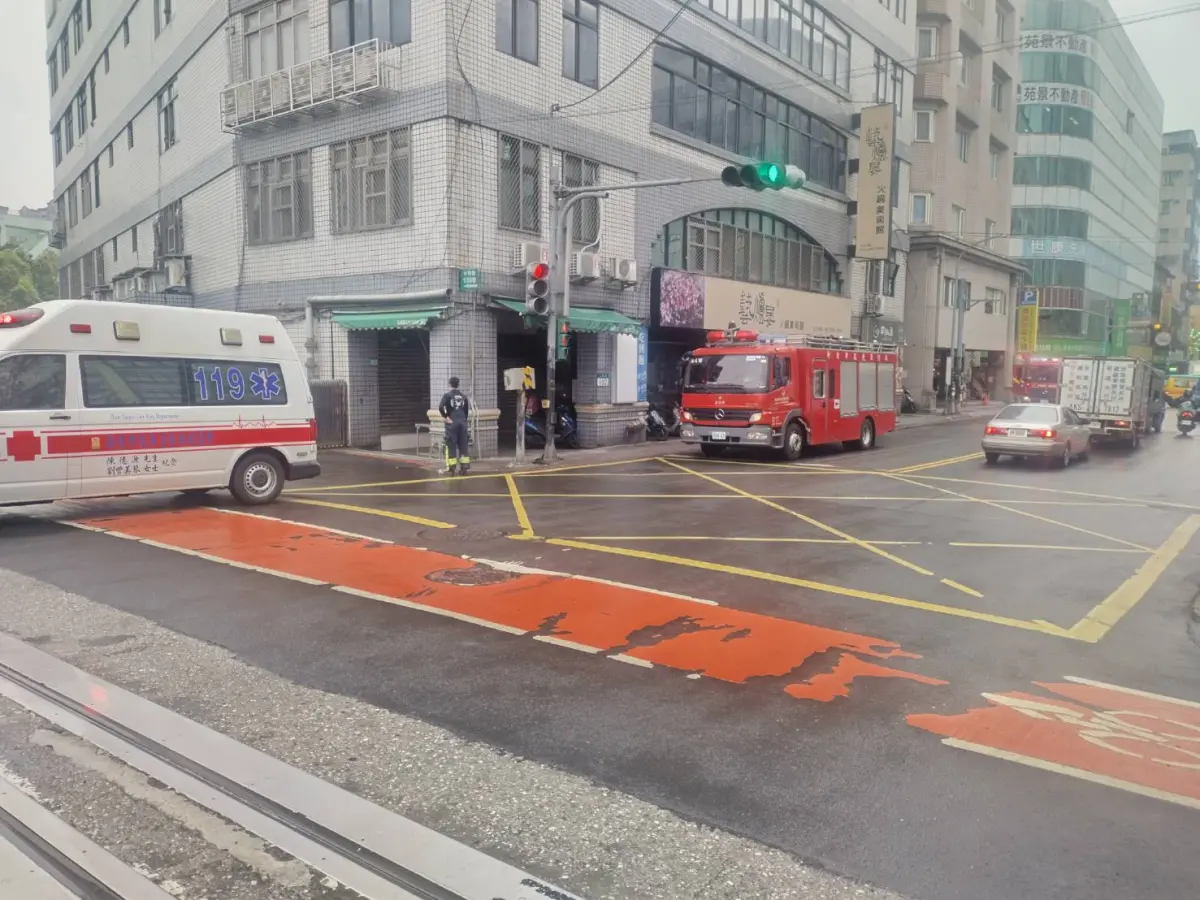 ▲一處位於新北市汐止區中興路的養護之家廚房，今（15）日下午3時許突然傳出火警。（圖／翻攝畫面）