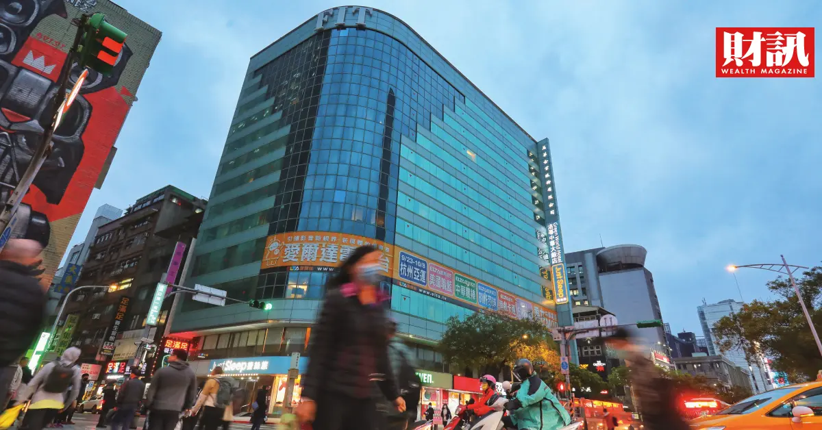 ▲中華路與漢口街口的萬企大樓地段精華，市價已逾40億元，增值約40倍。（圖／財訊雙週刊）