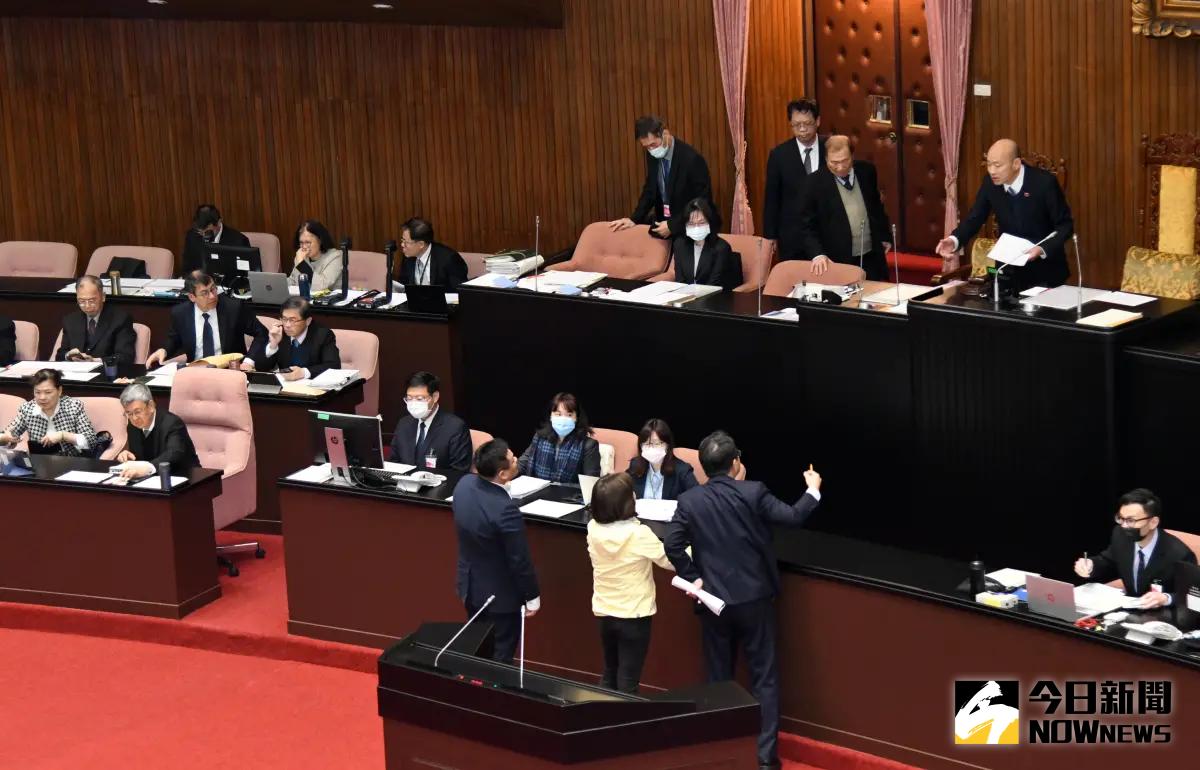 ▲綠委質疑，質詢權被沒收，向韓國瑜抗議。（圖／記者林調遜攝，2023.03.15）