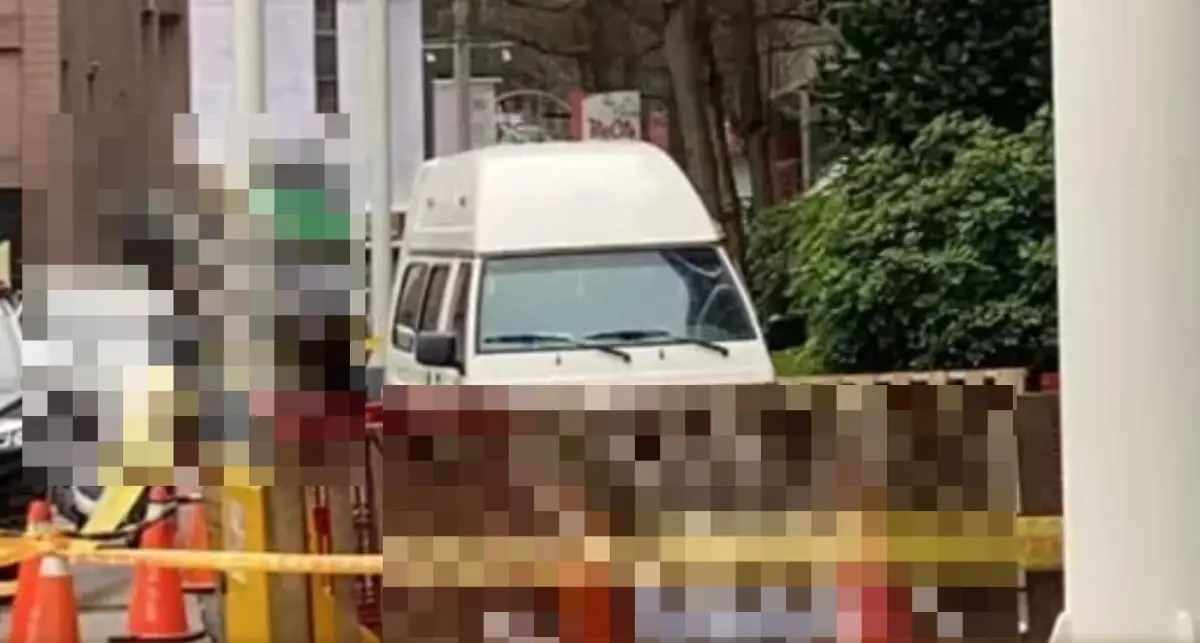 ▲15日下午，新竹市巨城購物中心碼頭區，傳出一起墜樓事故，一名年約40歲的男子，從高處墜落到汽機車入口處旁的後碼頭區明顯死亡。（圖／翻攝畫面）