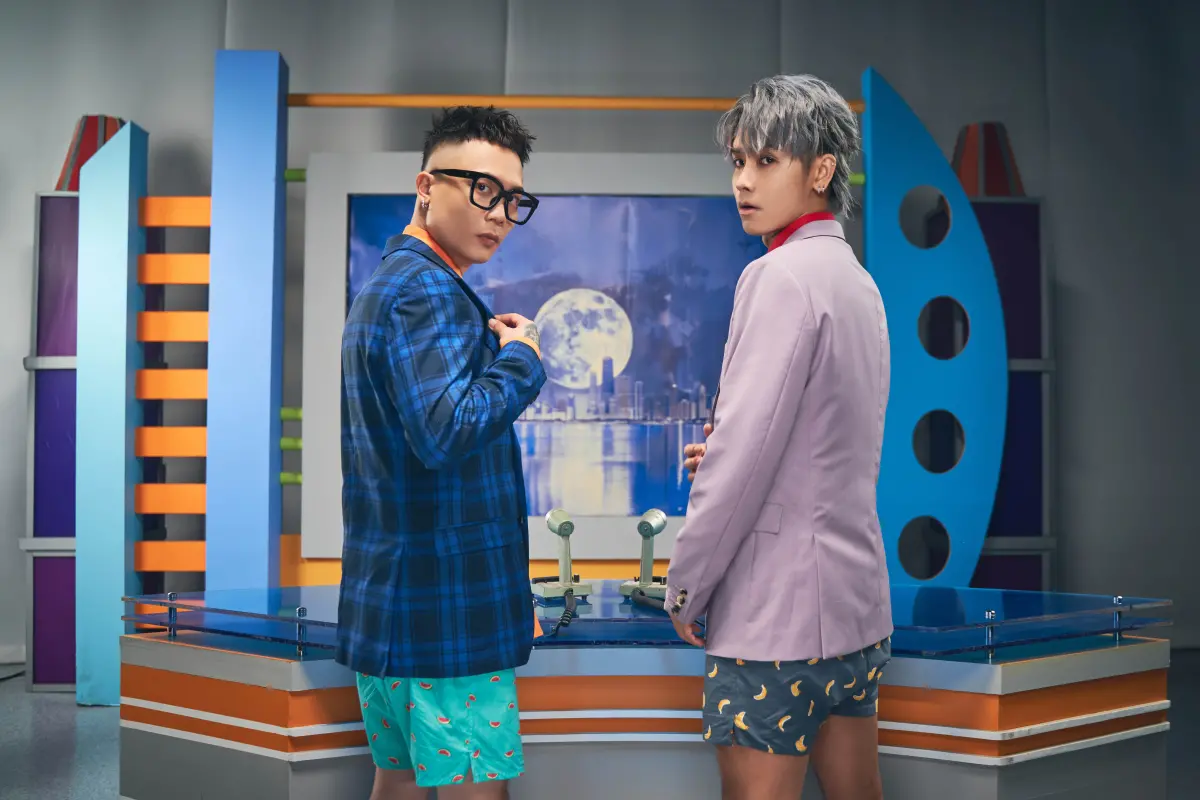 ▲鼓鼓（右）、蕭秉治推出新歌〈下半身管不住〉，MV中兩人只穿著四角褲上陣，畫面好害羞。（圖／相信音樂提供）