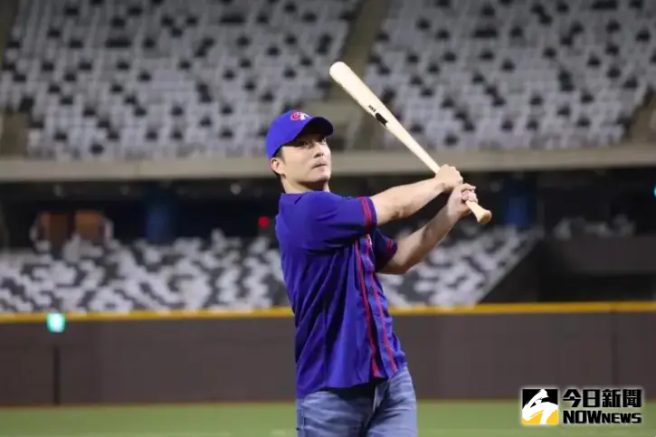 ▲大巨蛋2023年10月27日開箱，台北市長蔣萬親自上場打擊測試硬體設施。（圖／記者陳明中攝）