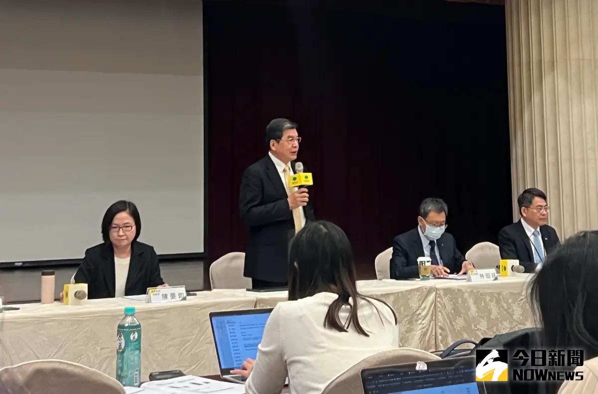 ▲國泰金召開法說會，總經理李長庚被問到ETF熱潮，他透露昨日有人傳資訊給他，連出家人都解約去買，這熱的程度滿嚇人。（圖／記者顏真真攝）