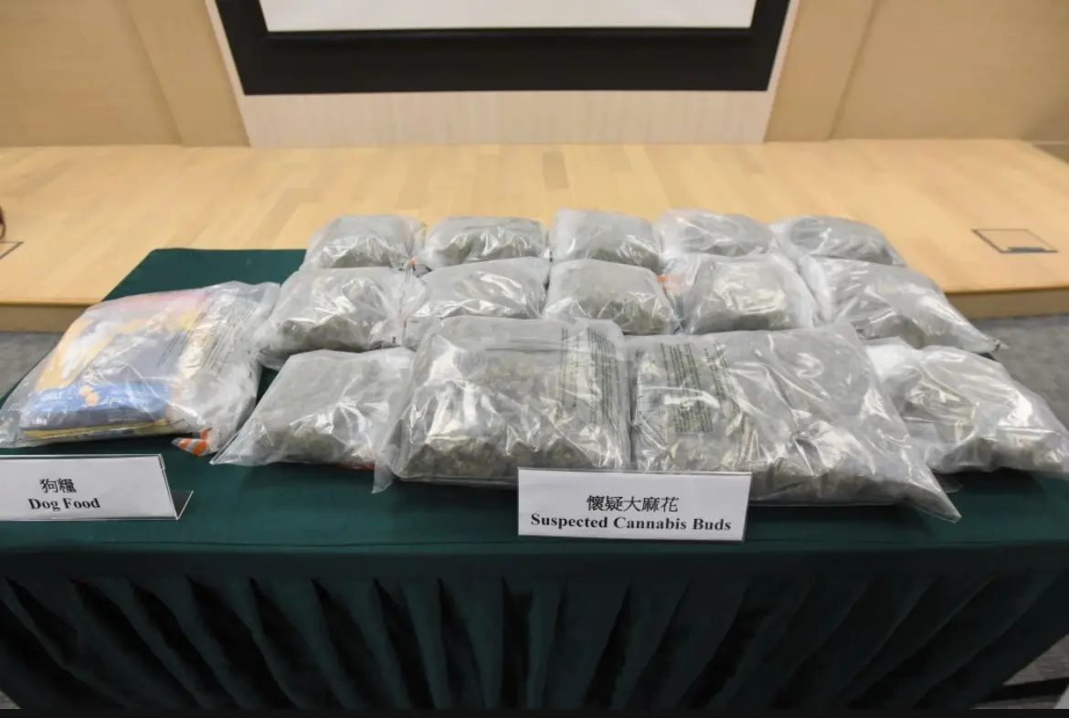 ▲警方查獲19歲男廚師攜帶8公斤的大麻，還帶了一包狗糧企圖躲避機場緝毒犬的追捕。（圖／翻攝自臉書）