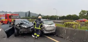 國道3號安坑交流道車禍！清晨9車連環追撞　釀6人輕傷、2人死亡
