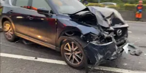16日清晨,國道3號南下安坑交流道,發生多台車輛連環追撞事故,造成2名男子命危送醫,還有6人輕傷送醫救治,詳細事故原因還有待釐清。(圖/翻攝畫面) ▲16日清晨,國道3號南下安坑交流道,發生多台車輛連環追撞事故,造成2名男子命危送醫,還有6人輕傷送醫救治,詳細事故原因還有待釐清。(圖/翻攝畫面)