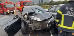 16日清晨,國道3號南下安坑交流道,發生多台車輛連環追撞事故,造成2名男子命危送醫,還有6人輕傷送醫救治,詳細事故原因還有待釐清。(圖/翻攝畫面) ▲16日清晨,國道3號南下安坑交流道,發生多台車輛連環追撞事故,造成2名男子命危送醫,還有6人輕傷送醫救治,詳細事故原因還有待釐清。(圖/翻攝畫面)