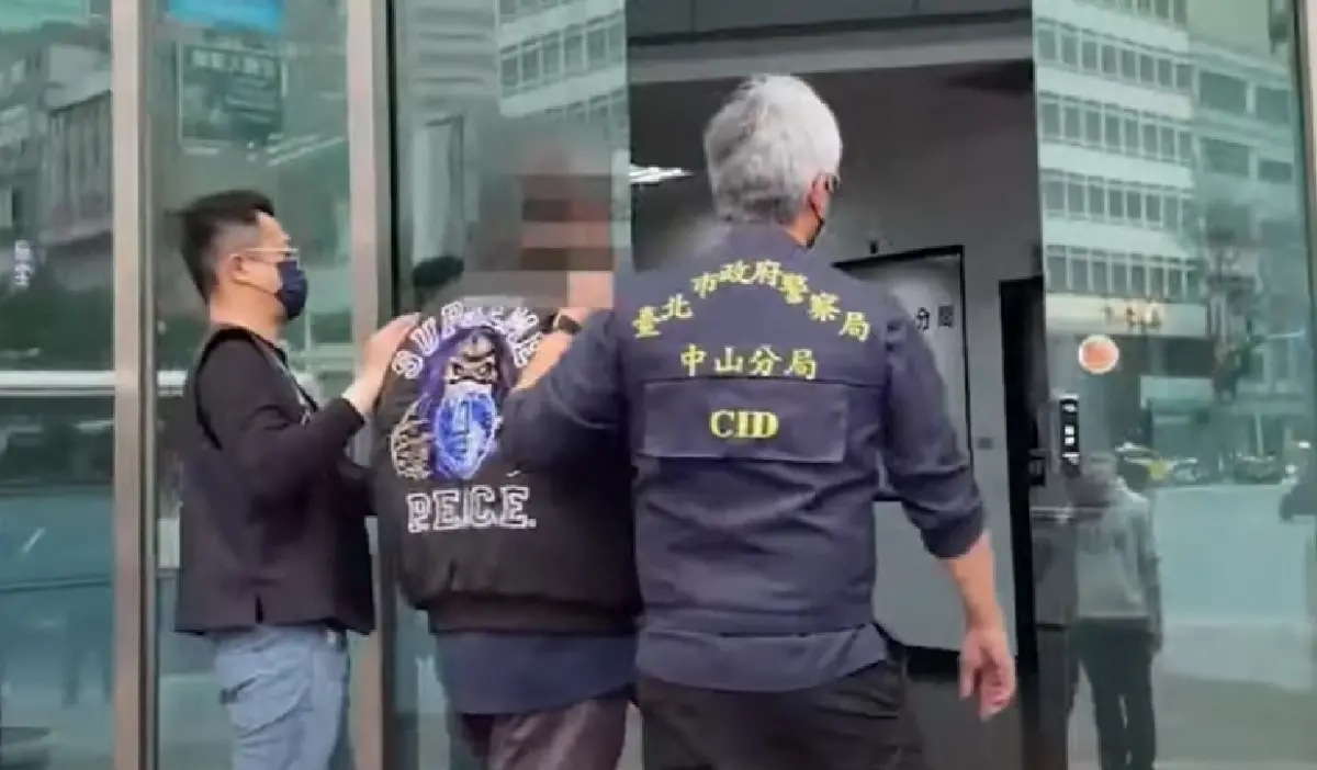 ▲警方發動為期兩周的「安居專案」掃毒行動，綽號「PEETA葛格」的健身網紅遭逮，還有夜店大亨夏天浩、飛兒樂團前團員阿沁妻子李汶靜，目前共有3位名人涉案。（圖／翻攝畫面）