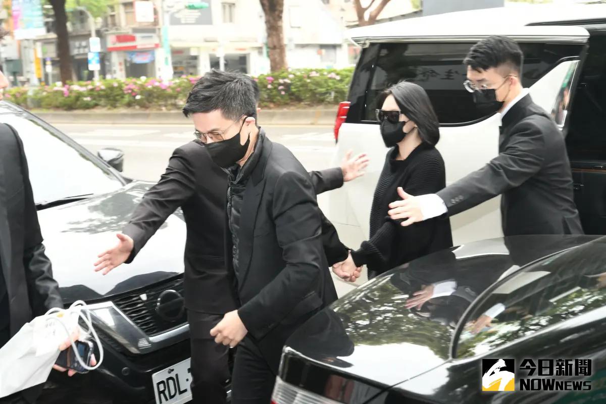 ▲許雅鈞緊緊牽著小S的手，快步進入室內，準備公公許慶祥的告別式。夫妻倆面對媒體不發一語，神情哀傷略帶嚴肅。（圖／記者林調遜攝影）