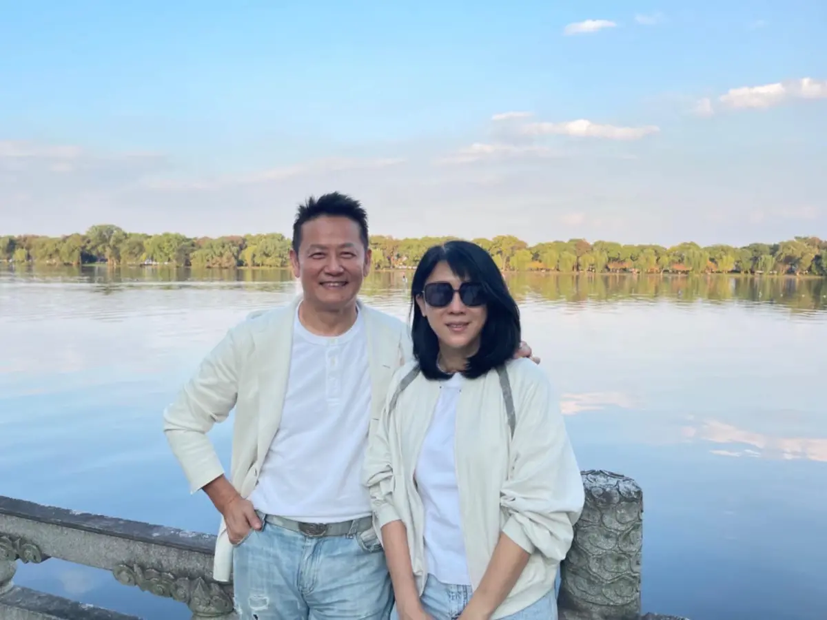 ▲主持人徐乃麟（右）近期突然爆料自己和空姐妻子（左）相守36年內幕，坦言雖然會冷戰，最久冷戰3個月，但每次都是自己先低頭。（圖／IG nailin.hsu）