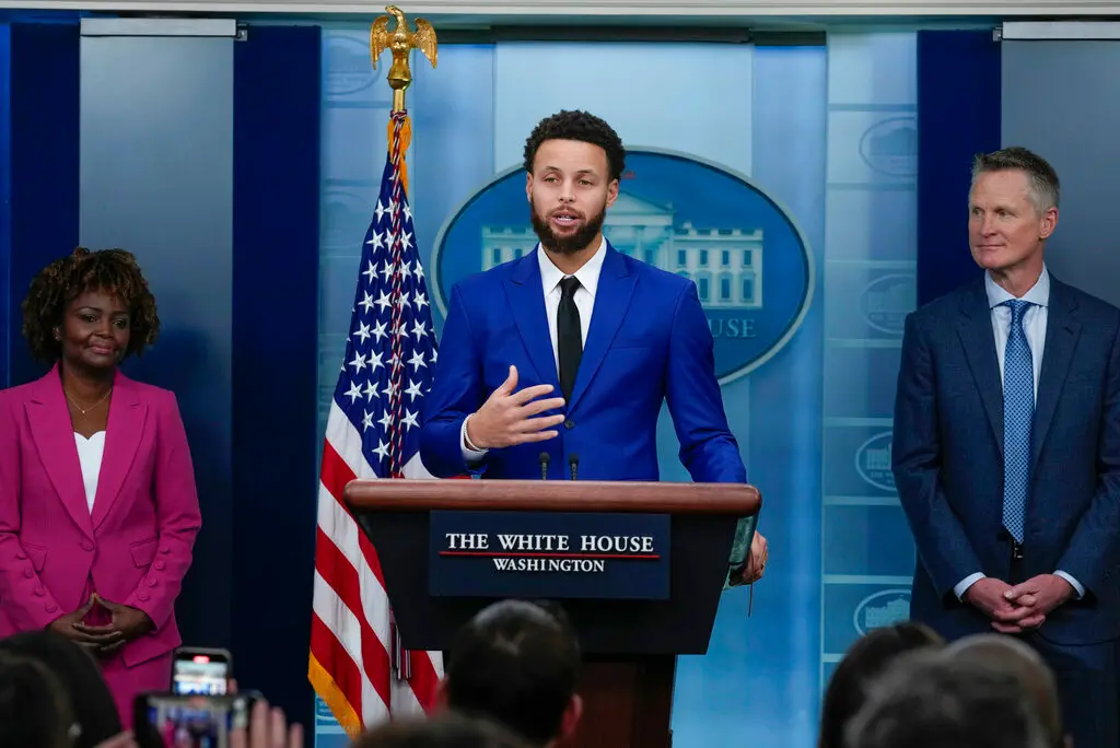 ▲NBA金州勇士隊球星Stephen Curry未來有可能從政，勇士主帥Steve Kerr對子弟兵表達支持，直言會投他一票。（圖／美聯社／達志影像）