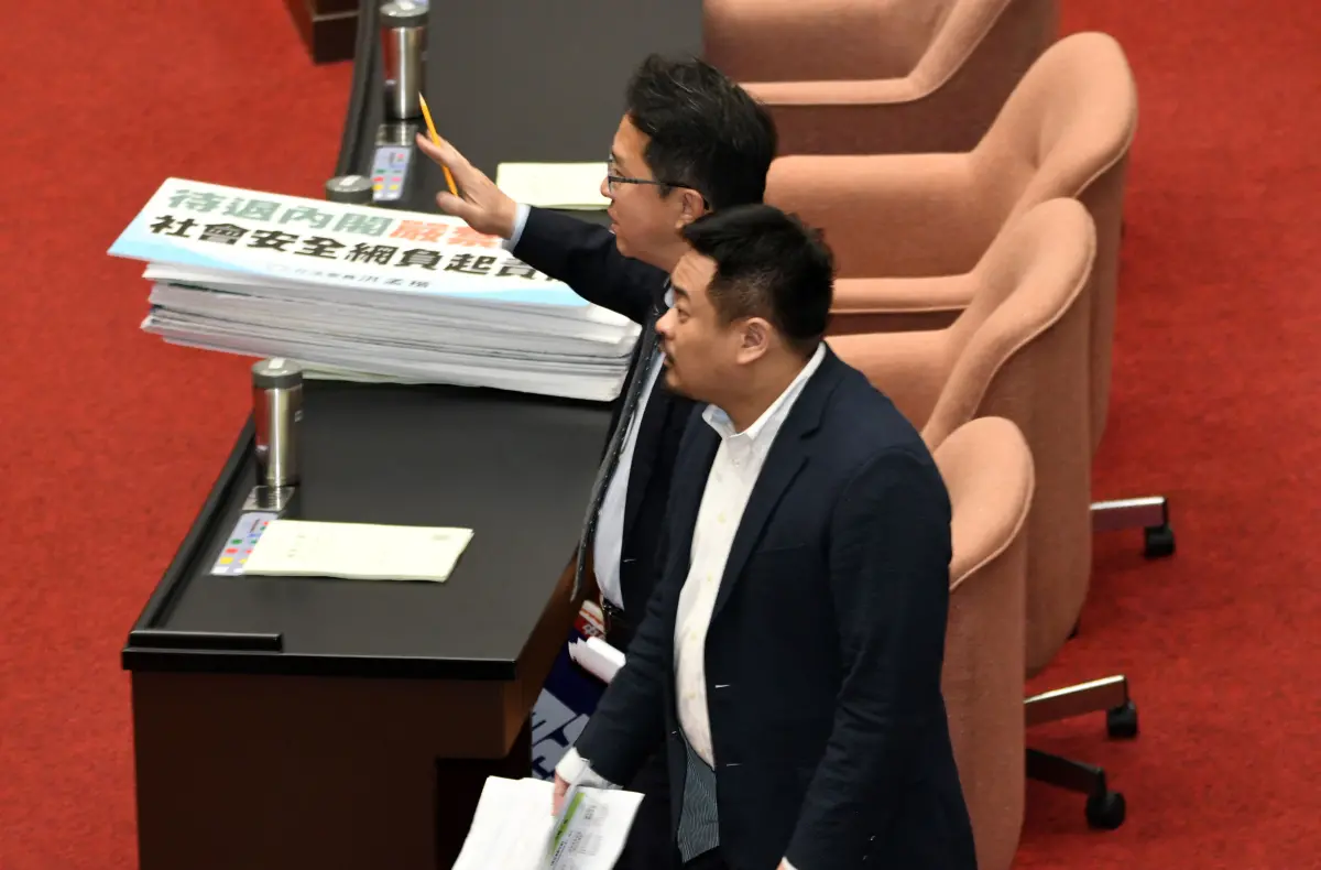 ▲不滿被跳過，綠委洪申翰、邱志偉在台下抗議。（圖／記者林調遜攝，2024.03.16）